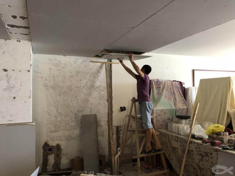 木工吊頂施工,確定燈光位置也是一個慎重的決定。 木工吊頂施工,確定燈光位置也是一個慎重的決定。
