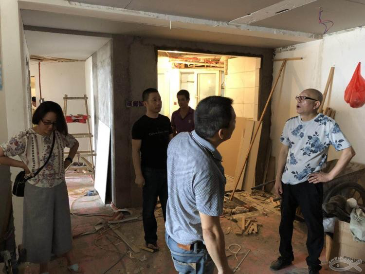 木工吊頂施工,確定燈光位置也是一個慎重的決定。 木工吊頂施工,確定燈光位置也是一個慎重的決定。